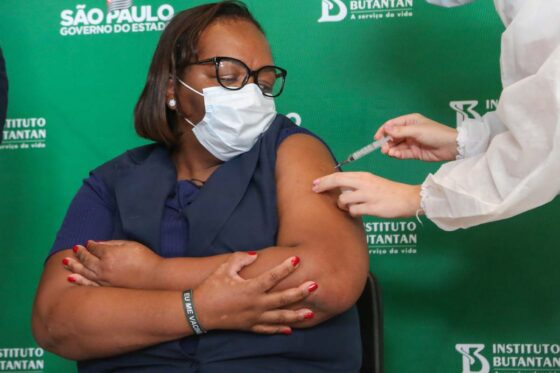 Brasil registra duas vezes mais pessoas brancas vacinadas que negras